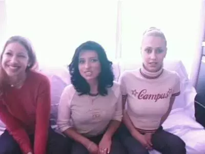 Die lesbischen Teen Luder verwöhnen sich die Fotzen
