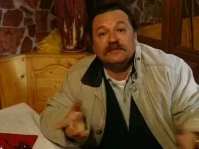 Reifer Zuschauer schaut dem Liebespaar beim erregenden Fick von hinten zu