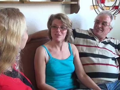 Der Hengst leckt die unbehaarte Pussy der Bitch