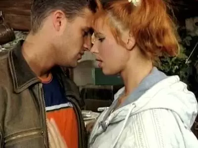 Die heiße Bitch lutscht dem Typen den Lümmel