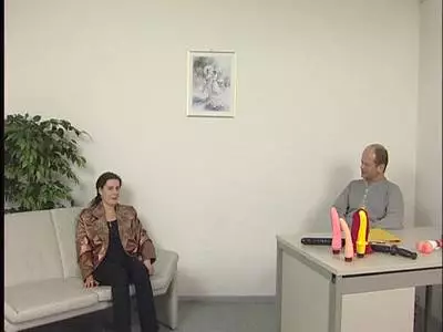 Die junge Schlampe lässt sich vom älteren Kerl Sextoys in die Möse ficken