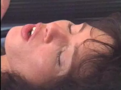 Im Retro Porno lässt sich die heiße Hure die Möse ficken