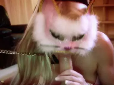 Lüsterne Nutte mit dicken Brüsten lässt sich nageln