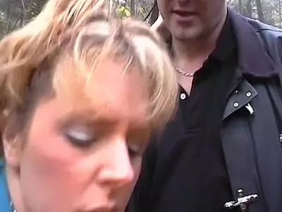 Mehrere verkommene Typen ficken eine alte Hure