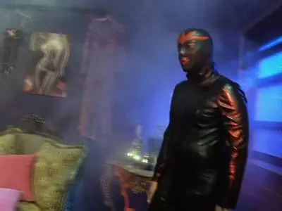 Scharfe Luder liebkosen einen strammen Schniedel