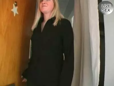 Steifer Riemen wird von Blondine mit Minititten gemolken